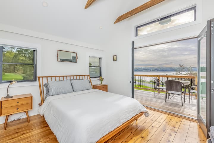 Dhoma e gjumit 1 me qasje në banjë dhe kuvertë me pamje nga lumi
