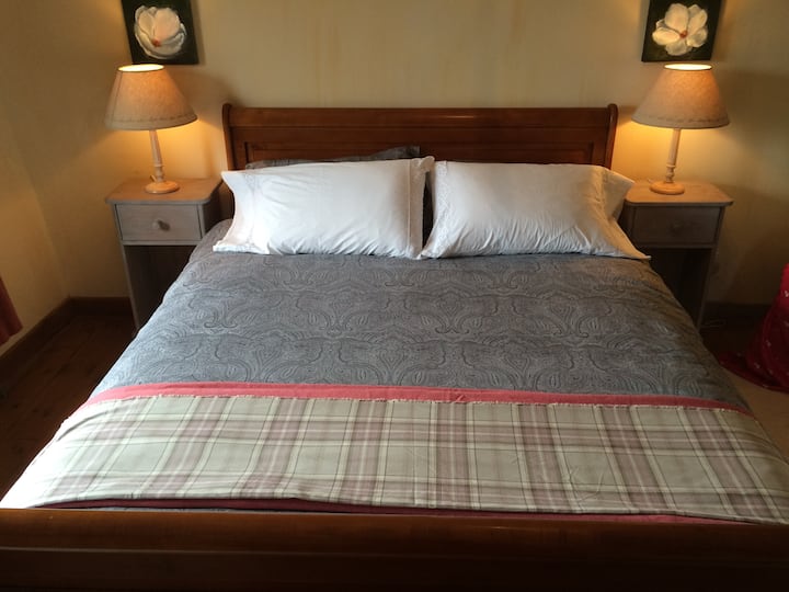 Chumba kikuu cha kulala kilicho na mwonekano wa kuelekea milima ya Black