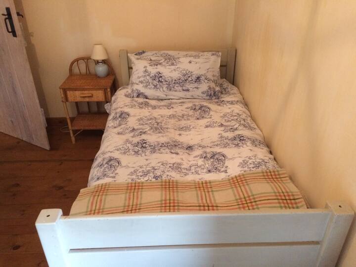 Mojawapo ya vitanda viwili vya mtu mmoja katika chumba cha tatu. Ambayo pia inaweza kutengenezwa kama maradufu.