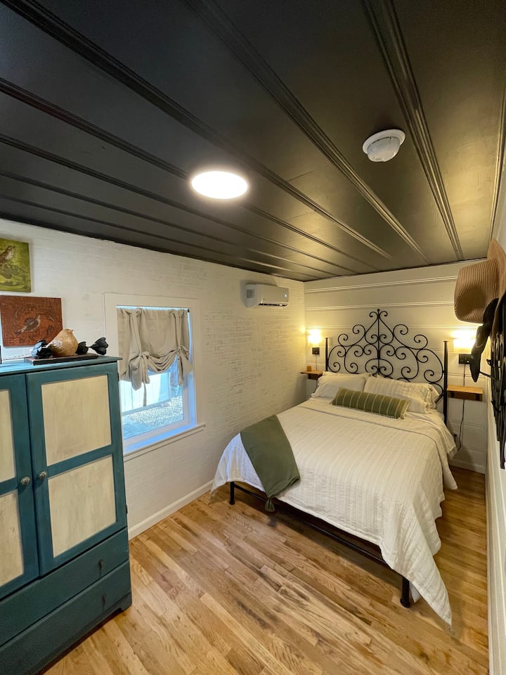 Cette maison est considérée comme une petite maison. La chambre est donc équipée pour un lit propre, mais il n'y a pas beaucoup de place de chaque côté. Pensez à ce que votre situation se lève la nuit et la taille.