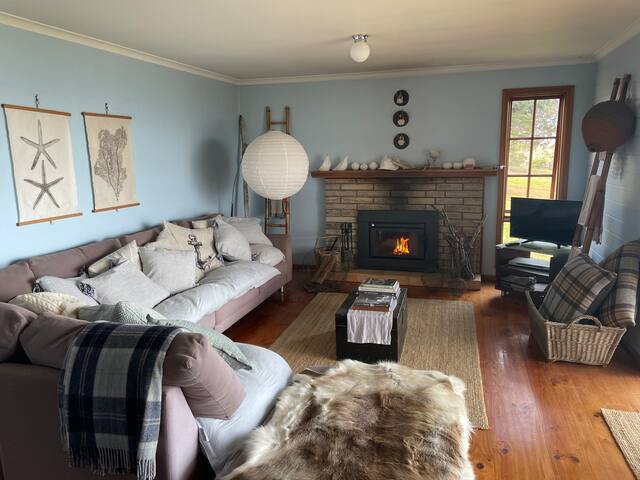 The Lookout, a secluded house with amazing views. gallery image 3