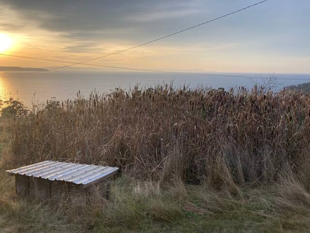 The Lookout, a secluded house with amazing views. gallery image 4