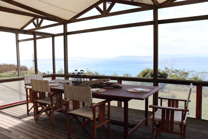 The Lookout, a secluded house with amazing views. gallery image 2