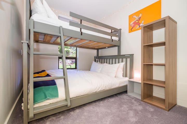 Tercer dormitorio: litera individual sobre cama tamaño queen