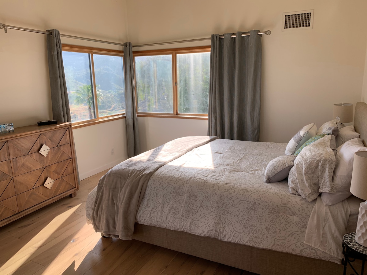 Výhľad z hlavnej spálne s manželskou posteľou King