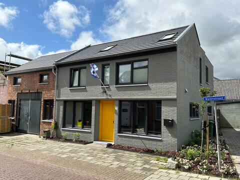 House-Village-Sea - modern house in an old schell