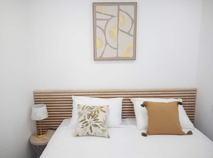 Roh spálne: buď 160 manželských postelí - alebo 2 jednolôžka 80 cm