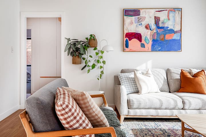 Convenient luxury home, minutes to CBD + hospital