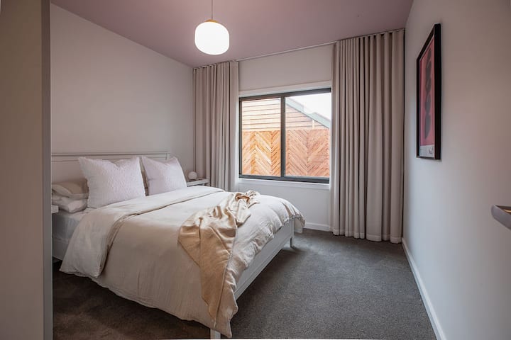 Lit queen size dans la chambre 2 