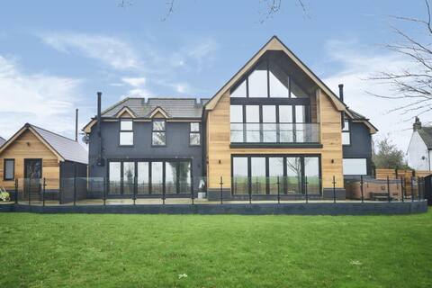 Seaside home close to Camber sands with hot tub