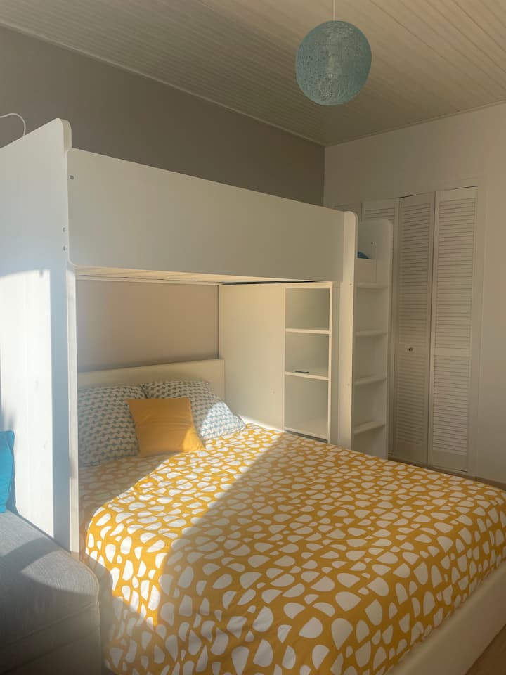 Chambre "Surf"
Lit 140 (sur matelas)
Krevat marinari 90
Ngrohës 190X90 