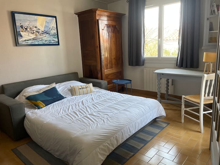 Dhoma e ndenjjes "Regatta" në modalitetin e dhomës së gjumit (160 krevat, me dyshek)