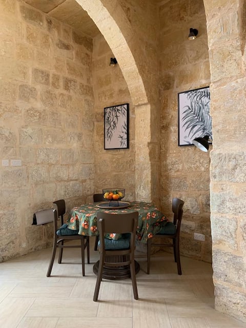 Charming Double in Maltese House w Bath