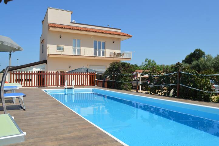 Villa with pool for 8 guests with 3 bedrooms