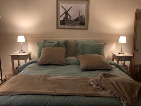 Spacious room with private bathroom and terrace !