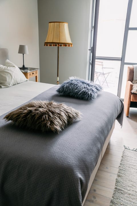 Spacious room with private bathroom and terrace !