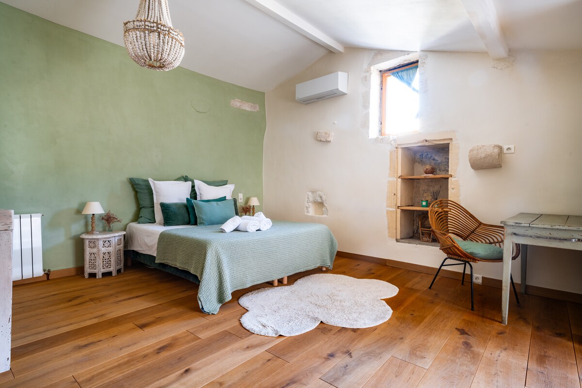 A/C ოთახი ანტრესოლზე
Queen size hotel- Quality beds (160x200cm) + Single Bed (90x200cm) + WC

©Christophe Abbes