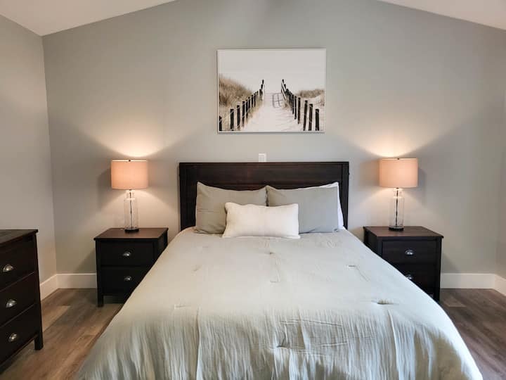 Hosťovský apartmán s vlastnou kúpeľňou a šatníkom.