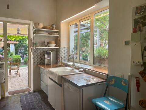 Delightful house in the countryside within walking distance of the center