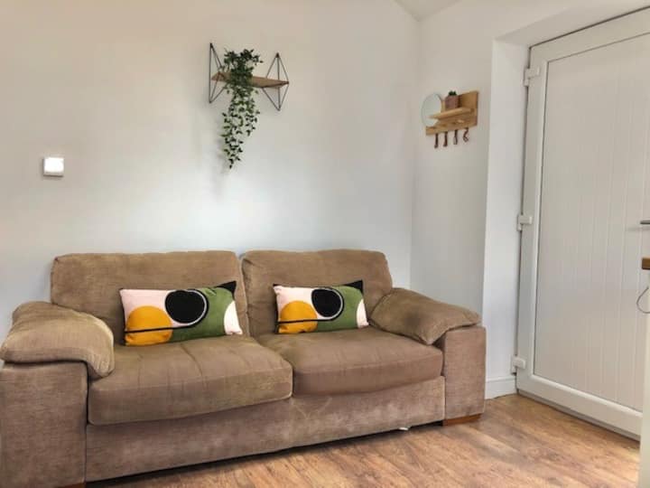 Henshaw Green Cottage 2 - With Private Garden - Knutsford