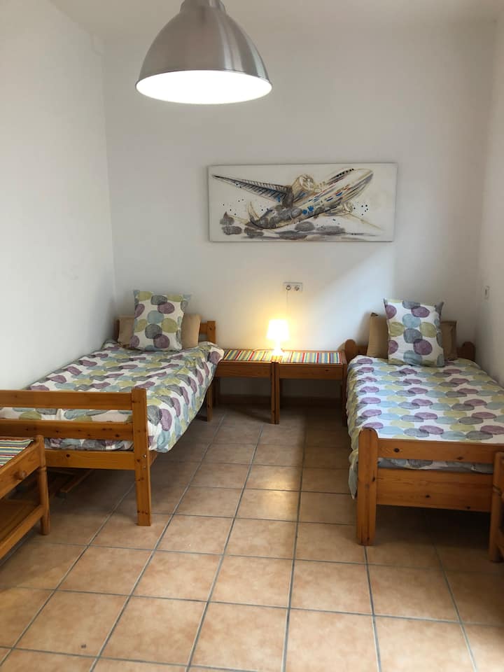 Chambre à deux lits dans la tanière