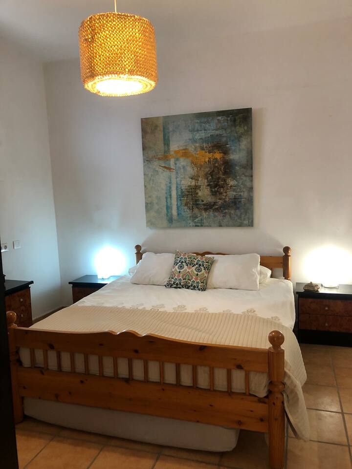 Chambre avec lit King Size dans la tanière