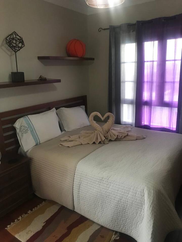Chambre double avec portes-fenêtres donnant sur le balcon