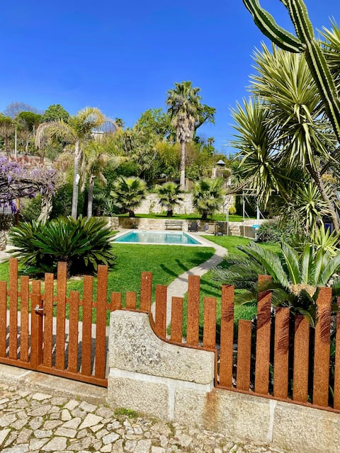 LA VILLA .16 pers.Private pool 20mn from PORTO