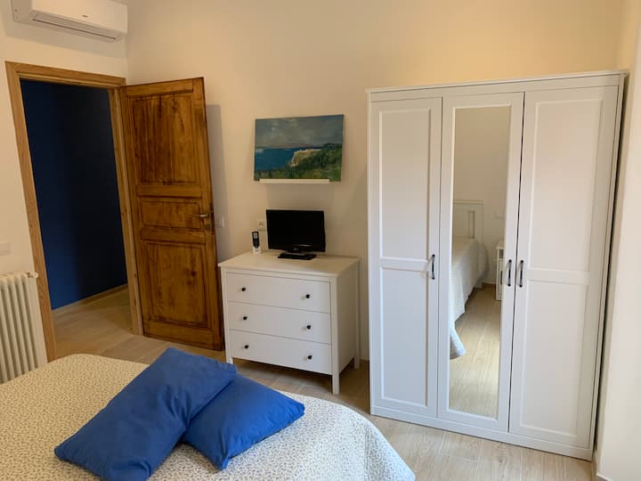 Საძინებელი სააბაზანოთი და ტერასით