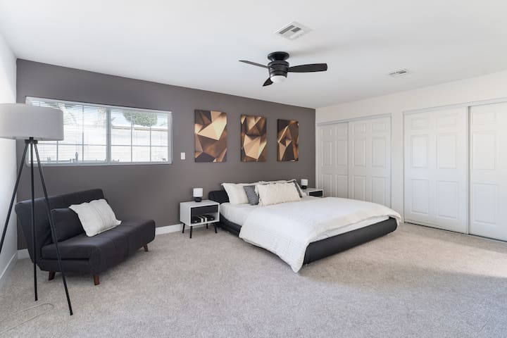 Luxury modern 4bd Villa+Pool.14min Strip. parking gallery image 3