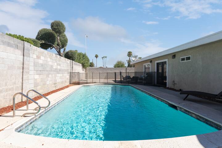 Luxury modern 4bd Villa+Pool.14min Strip. parking gallery image 4