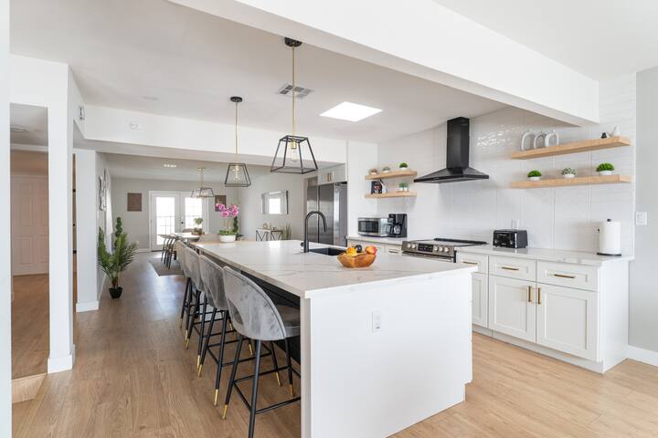 Luxury modern 4bd Villa+Pool.14min Strip. parking gallery image 2