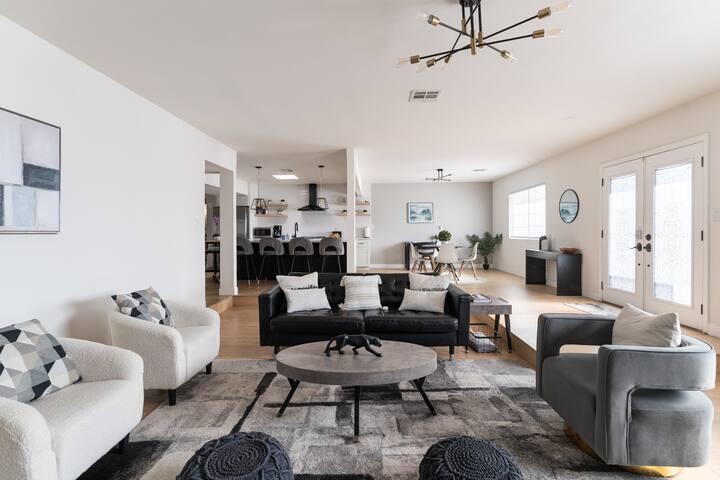 Luxury modern 4bd Villa+Pool.14min Strip. parking