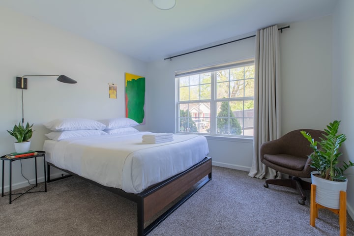 Todas las habitaciones están equipadas con los colchones de espuma viscoelástica más cómodos, ropa de cama suave y limpia y varias almohadas para elegir y asegurarte de que tu sueño no sea solo bueno, sino también una buena.