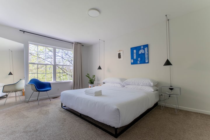 Duerme profundamente en esta espaciosa suite King. Todas las habitaciones están equipadas con los colchones de espuma viscoelástica más cómodos, ropa de cama suave y limpia y varias almohadas para elegir.