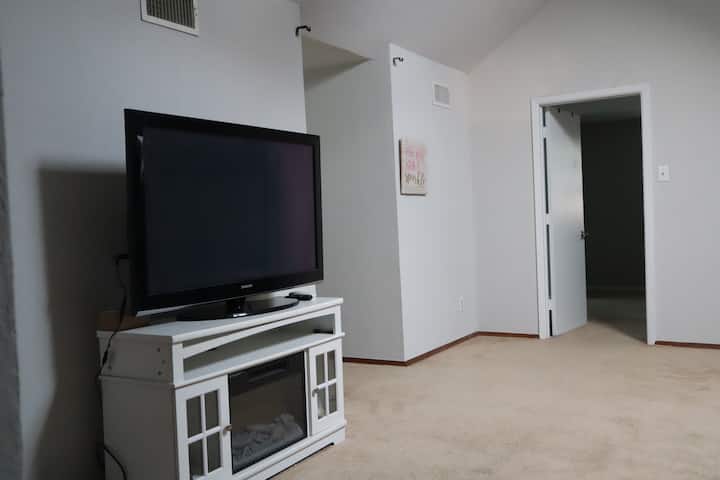 Телевизор и Року на горния етаж, за да държат децата заети.