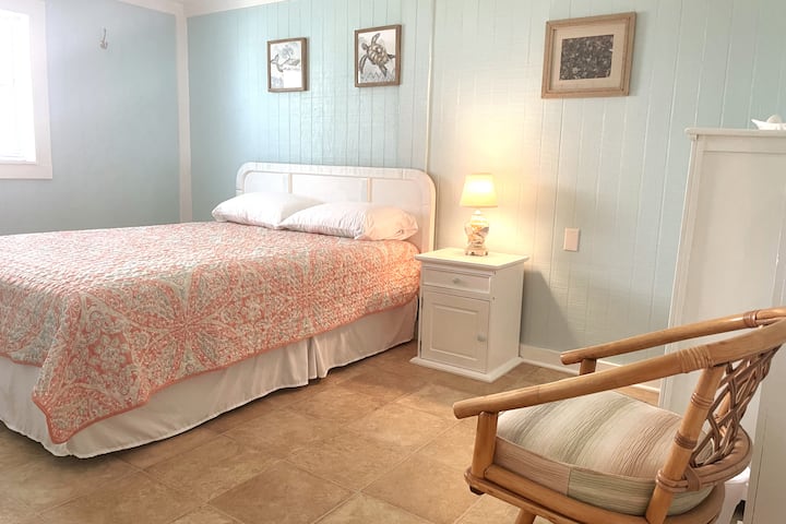 LOWER-level Queen Bedroom #5.  Har et stort skab, kommode og natbord