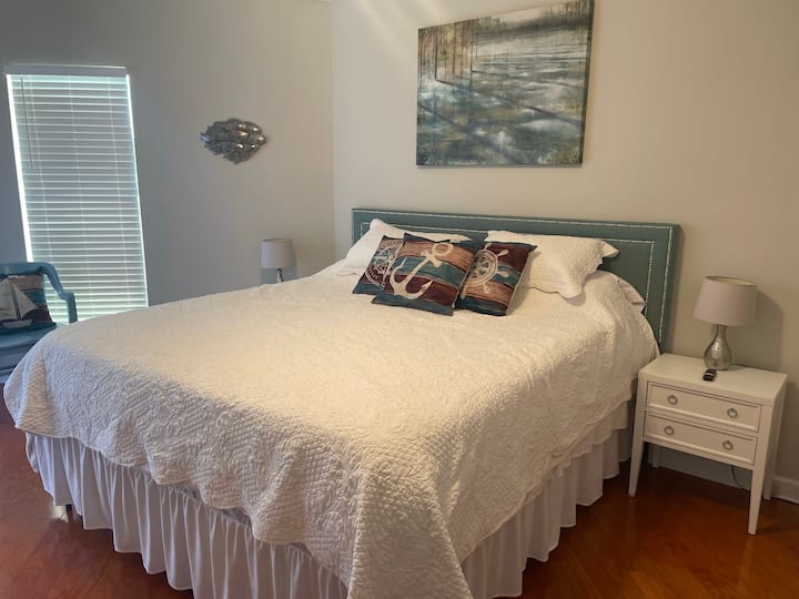 Მთავარი საძინებელი 193 × 203 სმ ზომის საწოლით