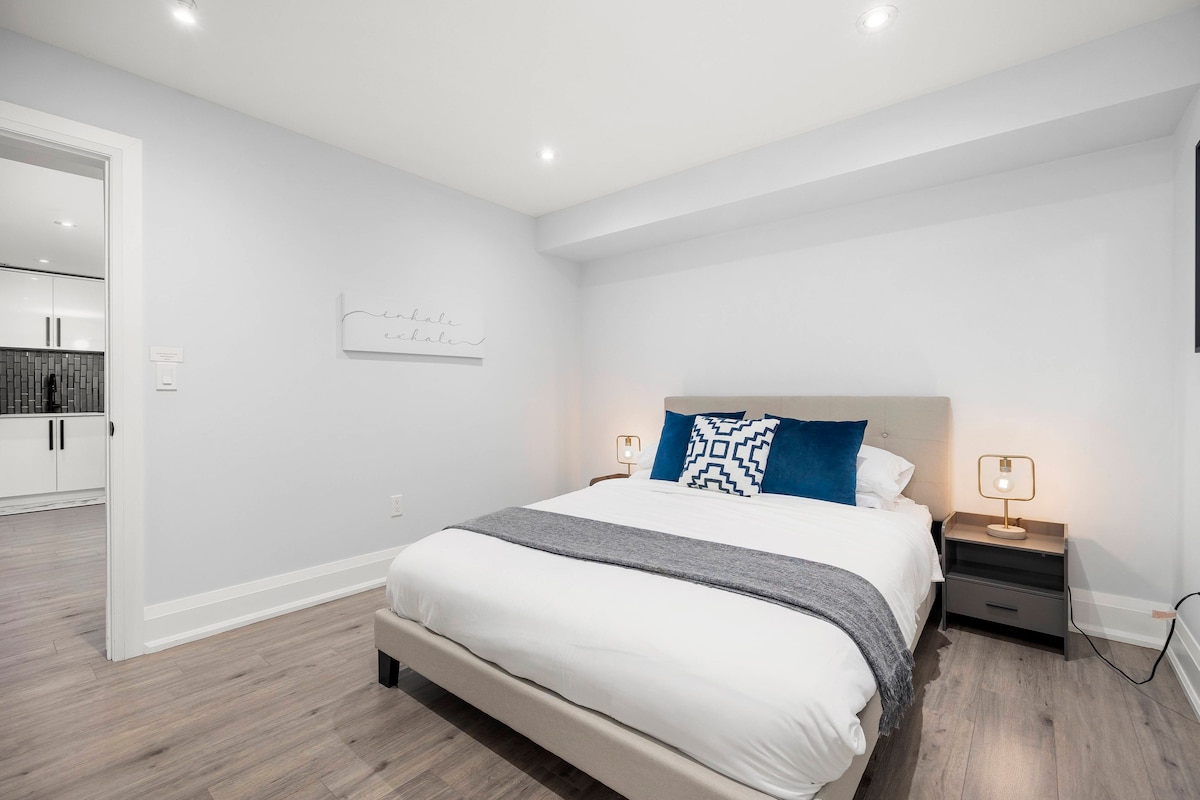 Çdo dhomë është e pajisur me një krevat të madhësisë së Mbretëreshës për rehatinë tuaj!