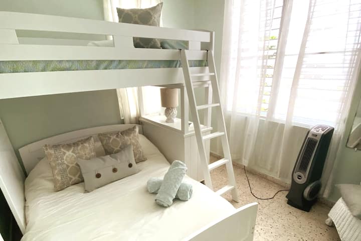 Dhoma e dytë e gjumit është me ajër të kondicionuar dhe ka një krevat marinari me krevatin e poshtëm të plotë dhe krevatin e sipërm me dy krevate.