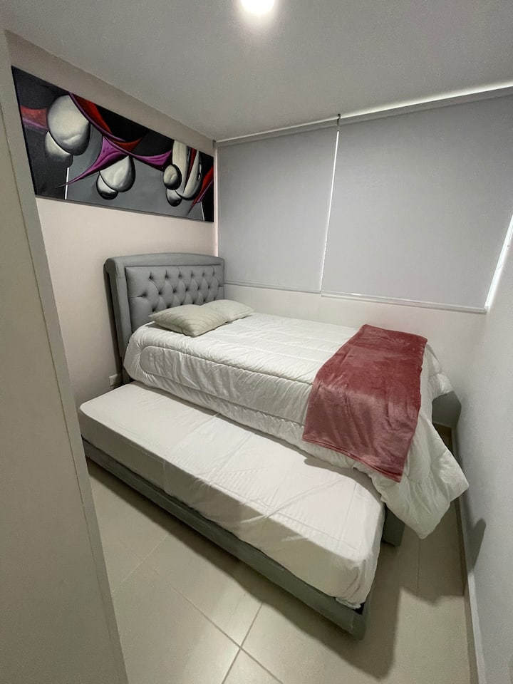 Habitación auxiliar cuenta cama 1.20 para 2 personas delgadas, y somier de 1m