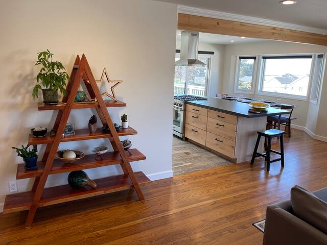 Beautiful Seaside Retreat. gallery image 3