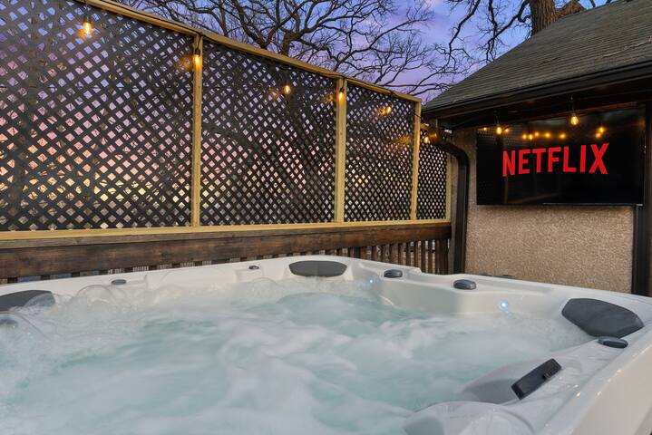 ★Minneapolis Oasis★Hot Tub w TV★Theater★Fire Pit★ gallery image 3