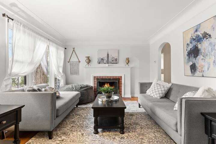 ★Minneapolis Oasis★Hot Tub w TV★Theater★Fire Pit★ gallery image 5