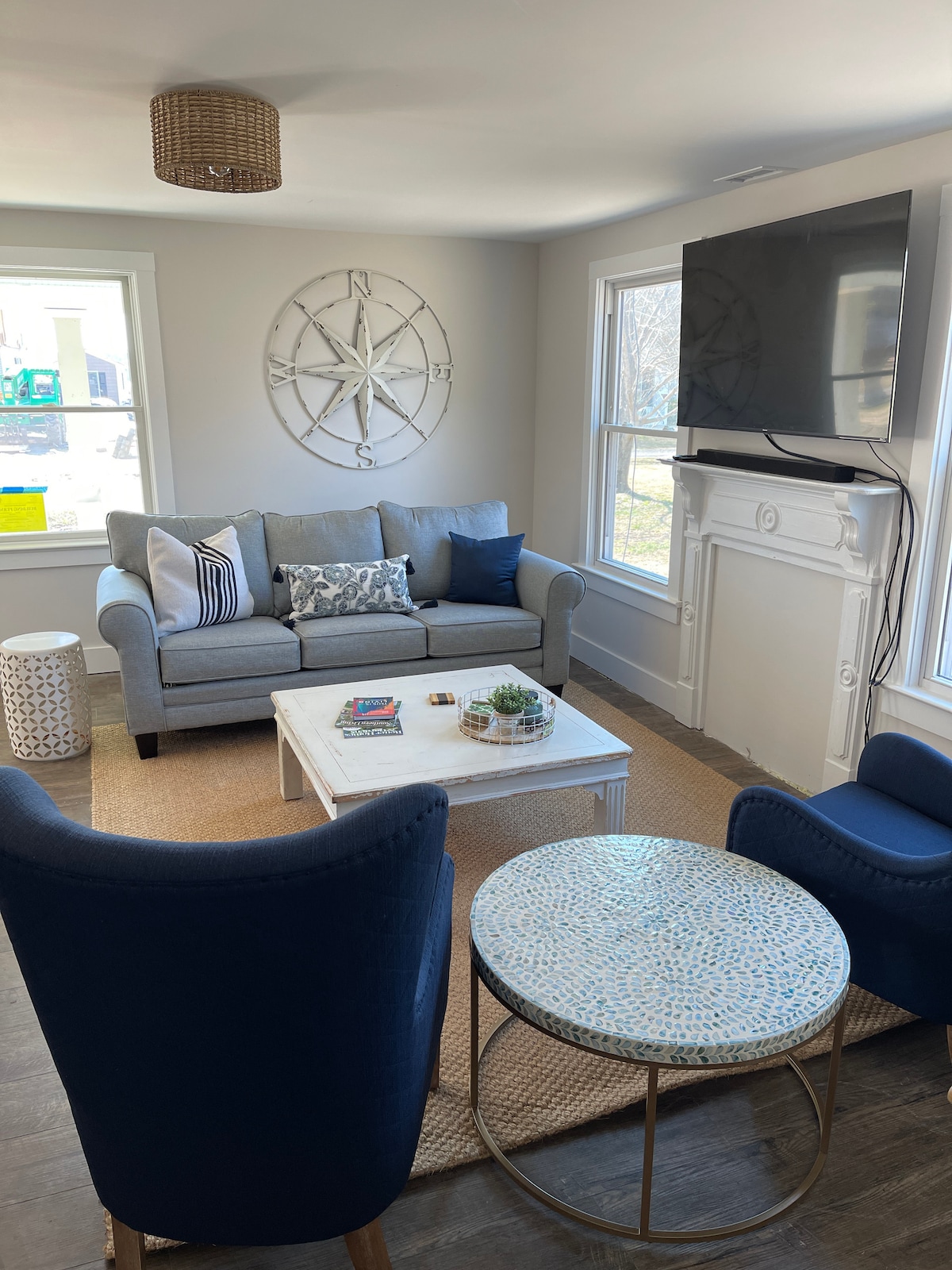 Საოჯახო ოთახი გამოსაწევი დივნით სრული ზომის მატრასით. 