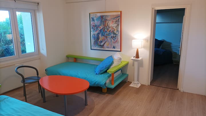 dhomë gjumi përdhes 2 krevate tek