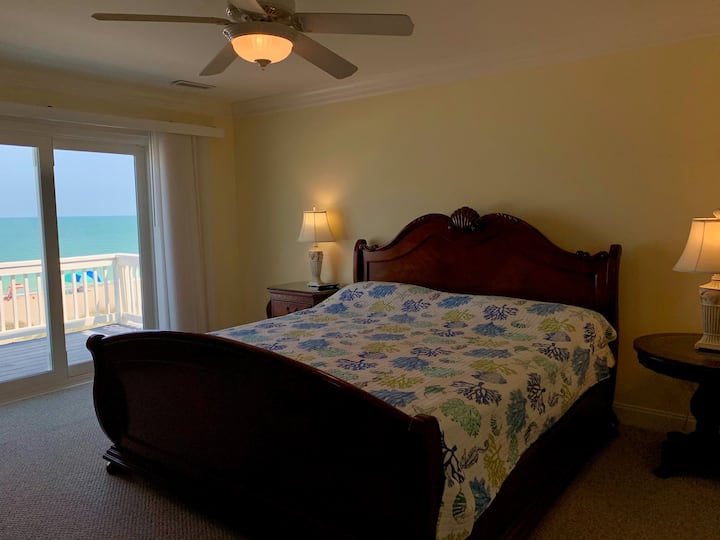 Krevat dopio "king" në dhomën kryesore me tavolina nate dhe komodina druri të nivelit të lartë