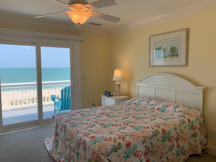 Dhoma e dytë e gjumit në katin e sipërm të lejon të dalësh në ballkonin e oqeanit