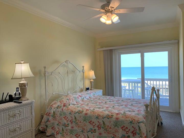 Dhoma e gjumit "queen" në katin e poshtëm ofron qasje të lehtë në vendkalimin buzë oqeanit