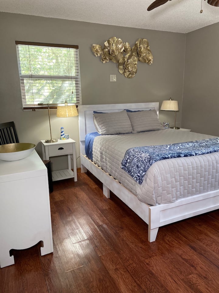 ห้องนอนใหญ่พร้อมตู้เสื้อผ้าแบบวอล์คอินขนาดใหญ่และห้องน้ำเต็มรูปแบบส่วนตัว